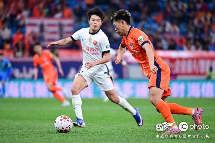 青島海牛3-1上海海港：吾米提江染紅致十人作戰(zhàn)，劉祝潤中柱難挽敗局
