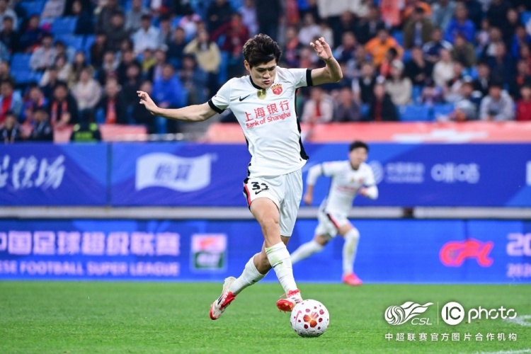 青島海牛3-1上海海港：吾米提江染紅致十人作戰(zhàn)，劉祝潤中柱難挽敗局