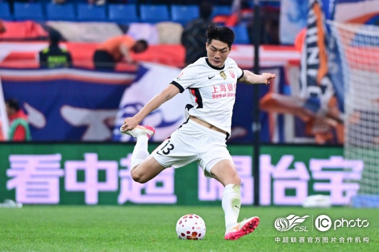 青島海牛3-1上海海港：吾米提江染紅致十人作戰(zhàn)，劉祝潤中柱難挽敗局