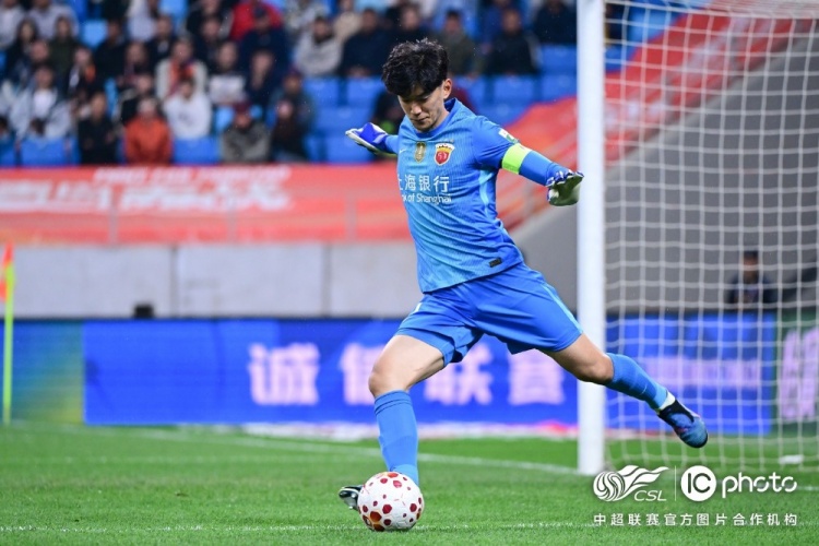 青島海牛3-1上海海港：吾米提江染紅致十人作戰(zhàn)，劉祝潤中柱難挽敗局