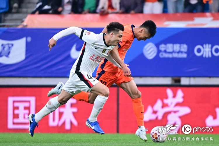 青島海牛3-1上海海港：吾米提江染紅致十人作戰(zhàn)，劉祝潤中柱難挽敗局